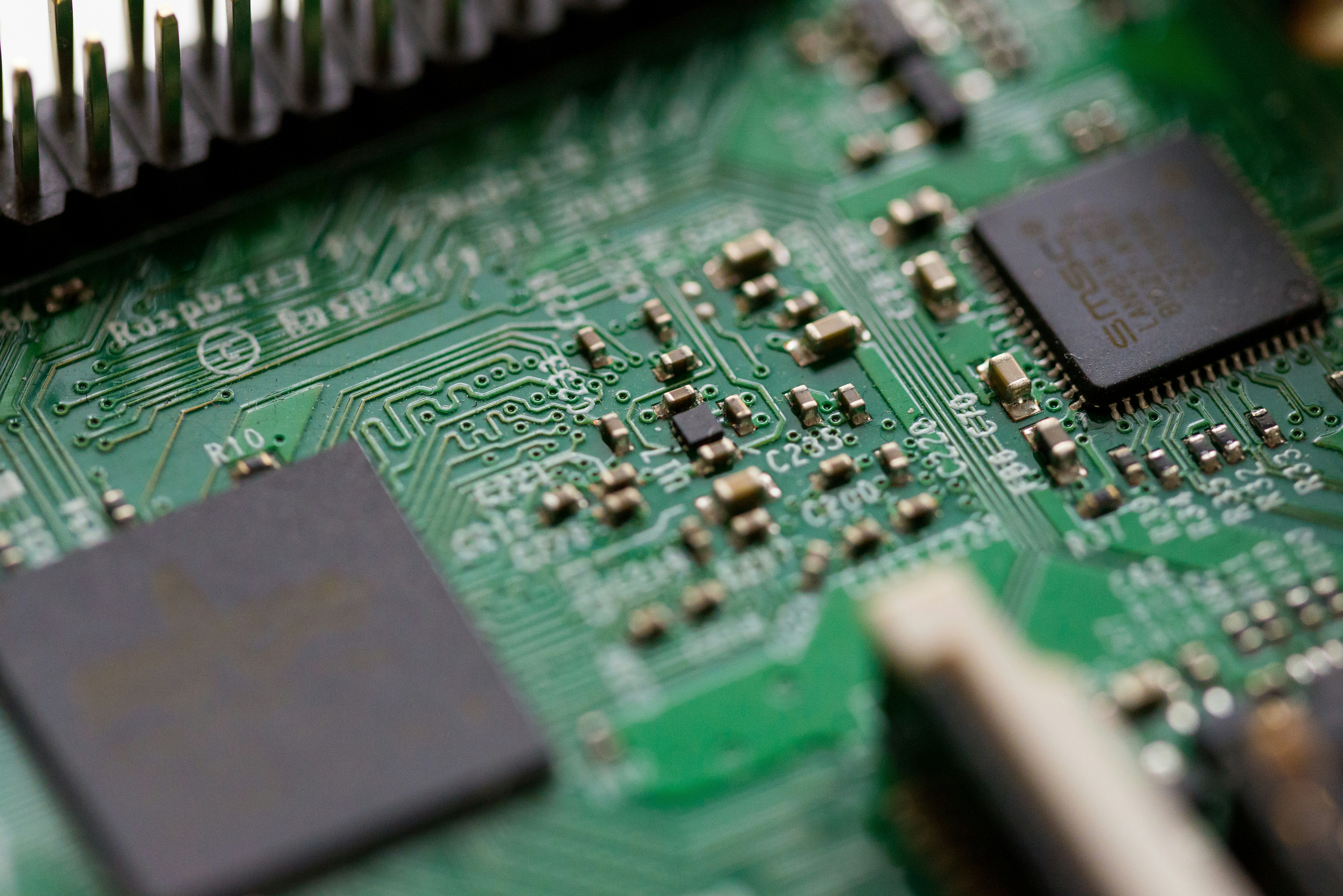 ECU Remapping vs Piggyback Chips: What’s Best for Your Car?